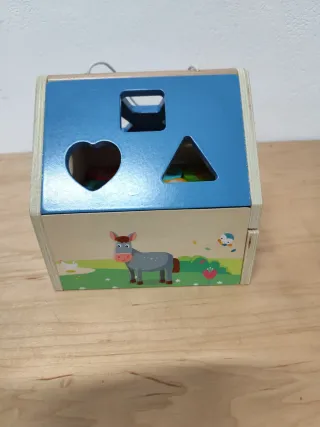 Casita clasificador de formas de madera