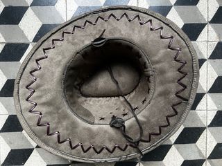 Sombrero vaquero marrón con detalles morados