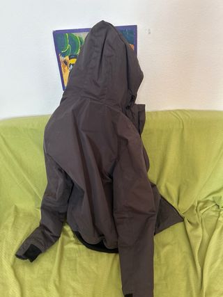 Chaqueta con capucha morada