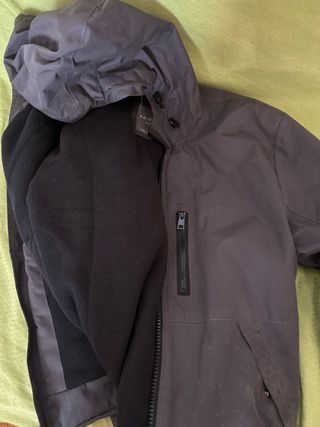 Chaqueta con capucha morada