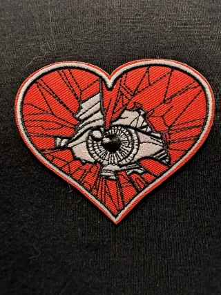 Vestido punk negro con corazón roto