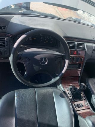 Mercedes-Benz Clase E 2001 AVERIADO