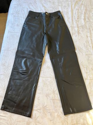 Pantalones efecto piel negros talla M