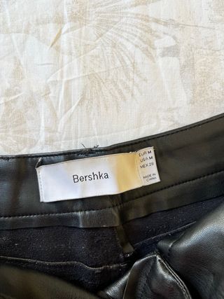 Pantalones efecto piel negros talla M