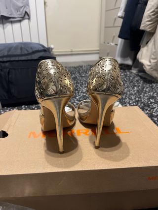 Sandalias doradas de tacón