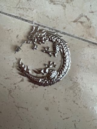 Pendiente de dragón plateado