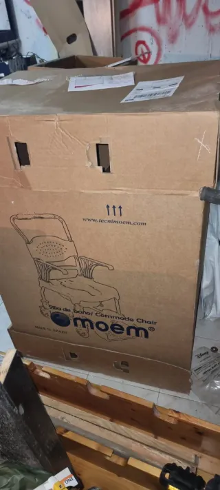 Silla de baño Moem con ruedas