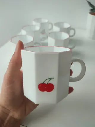 Tazas de cristal con cerezas