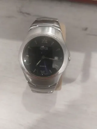 Reloj Lotus Negro y Plateado