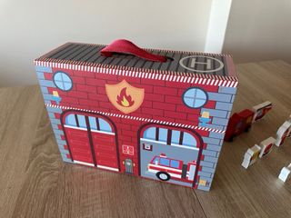 Estación bomberos con figuras madera