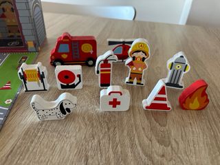 Estación bomberos con figuras madera