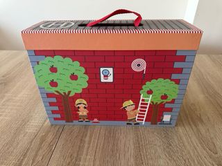 Estación bomberos con figuras madera