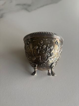 Copa de metal  antigua con figuras 6cm x 7 cm