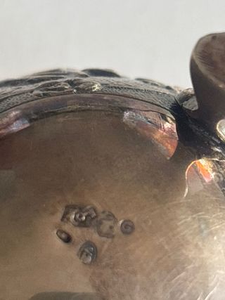 Copa de metal  antigua con figuras 6cm x 7 cm