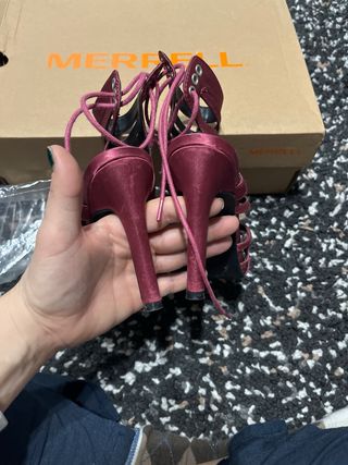 Sandalias de tacón color vino