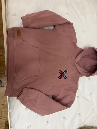 Sudadera rosa con parche X en perfecto estado
