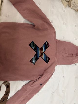 Sudadera rosa con parche X en perfecto estado