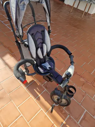 Triciclo infantil gris y negro
