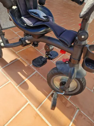 Triciclo infantil gris y negro