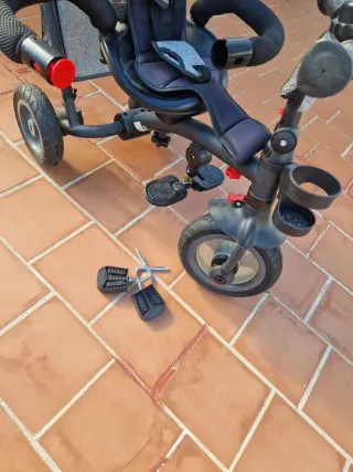 Triciclo infantil gris y negro