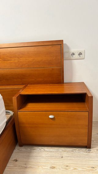 Cabecero de cama de madera con cajones