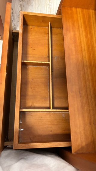 Cabecero de cama de madera con cajones