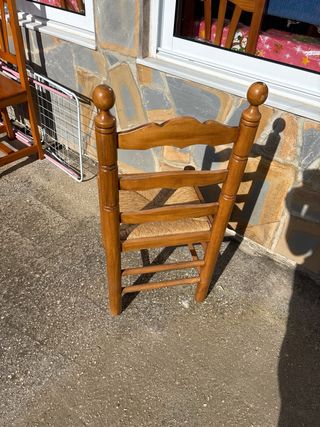 Silla antigua de madera y ratán