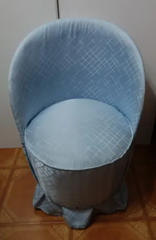 Sillón descalzadora azul con estampado