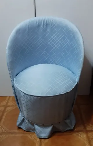 Sillón descalzadora azul con estampado