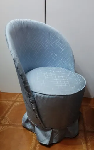Sillón descalzadora azul con estampado