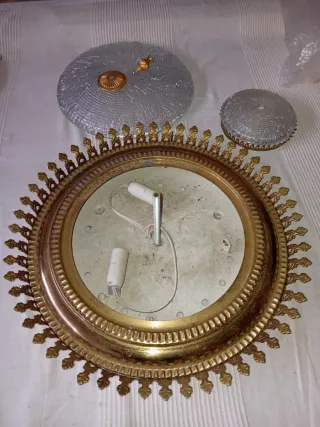 Platón dorado con detalles