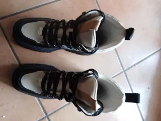 Scarpe sportive unisex beige e nere