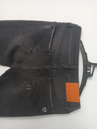 Pantalón vaquero mujer negro deslavado