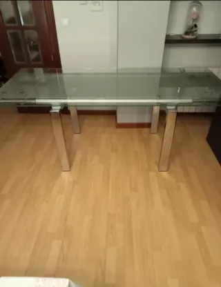 Mesa de cristal y metal