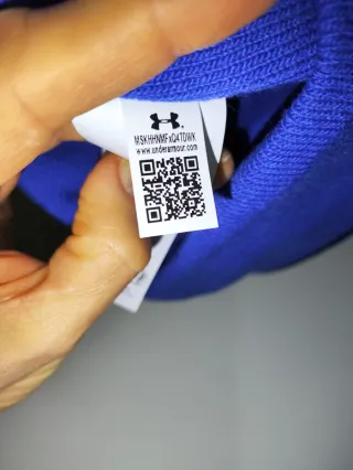 Gorro Under Armour Azul con Pompon Negro