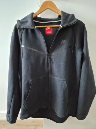 SUDADERA NIKE TECH TALLA M NEGRA. MUY BUEN ESTADO