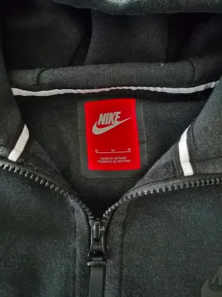 SUDADERA NIKE TECH TALLA M NEGRA. MUY BUEN ESTADO