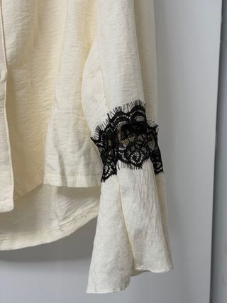 Pijama elegante beige con encaje