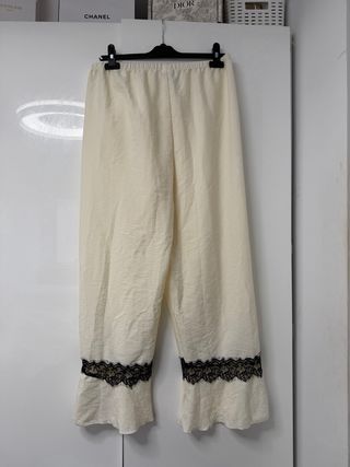 Pijama elegante beige con encaje