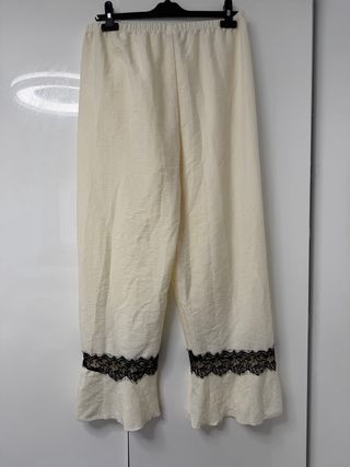 Pijama elegante beige con encaje