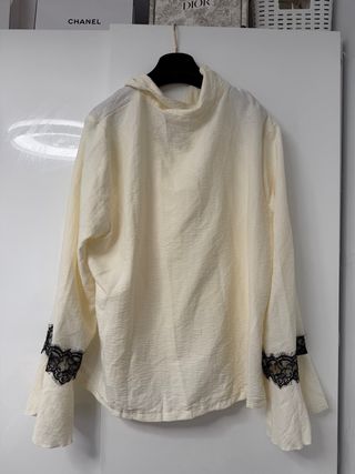 Pijama elegante beige con encaje