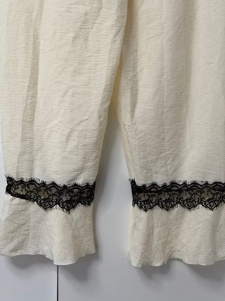 Pijama elegante beige con encaje