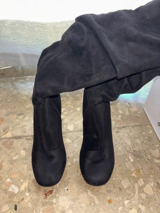 Botas de tacón negras con detalle dorado