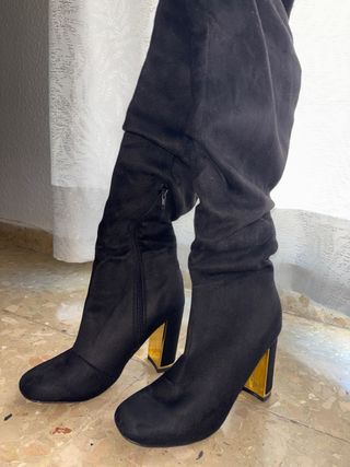 Botas de tacón negras con detalle dorado