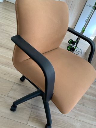 Silla de escritorio beige y negra