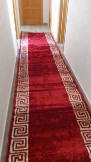 Alfombra de pasillo roja con diseño griego