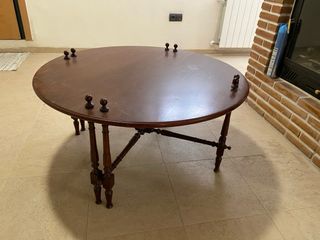 Mesa baja de madera redonda