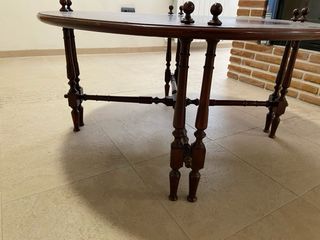 Mesa baja de madera redonda