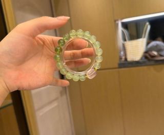 Pulsera de piedras verdes y detalle rosa