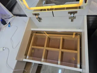 Tocador blanco con espejo iluminado